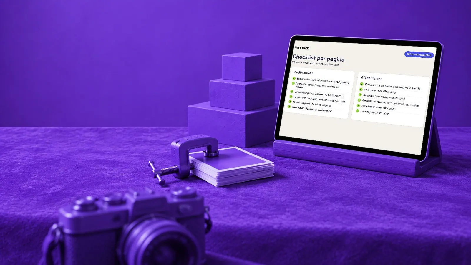 Een tablet met de checklist van Next Apex, naast drie blokken van groot naar klein, een klem op een stapel foto's en een camera, alles in violet