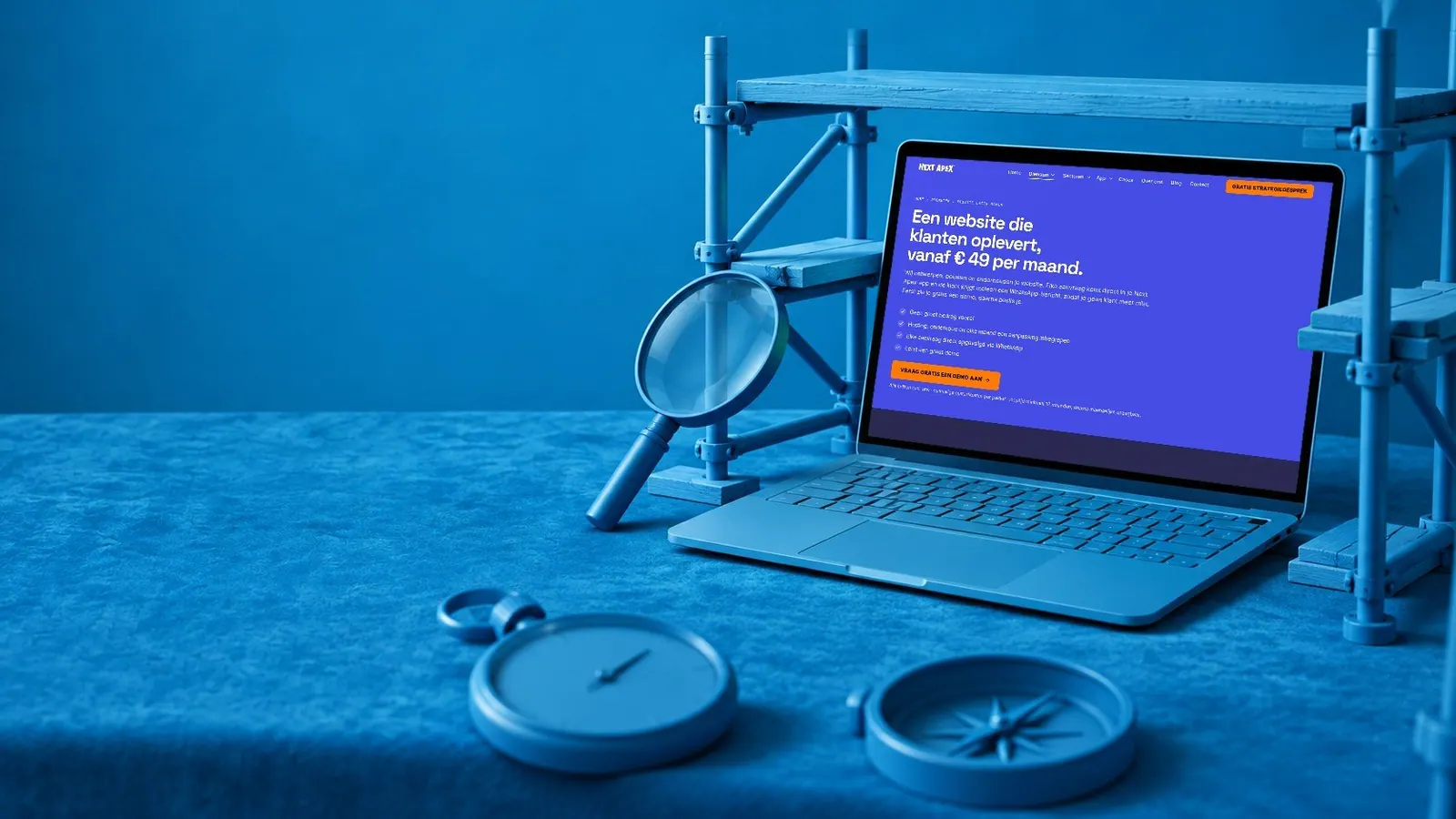 Een laptop in een kleine bouwsteiger, met een vergrootglas, een stopwatch en een kompas, alles in blauw