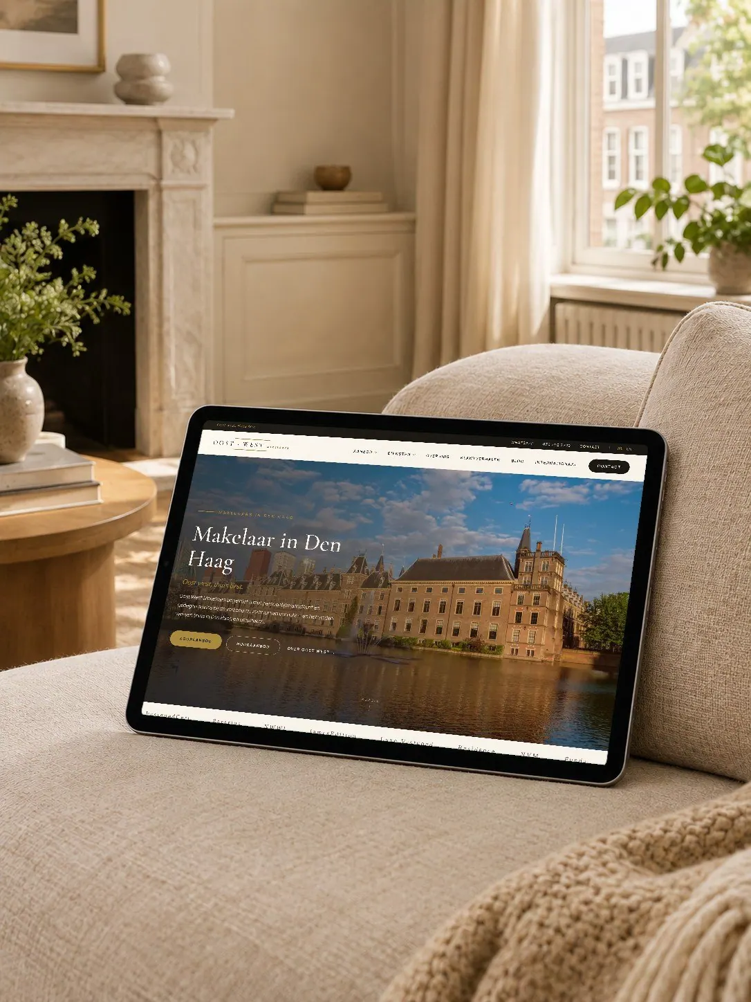 De website van Oost West Makelaars, in hun nieuwe huisstijl, op een tablet