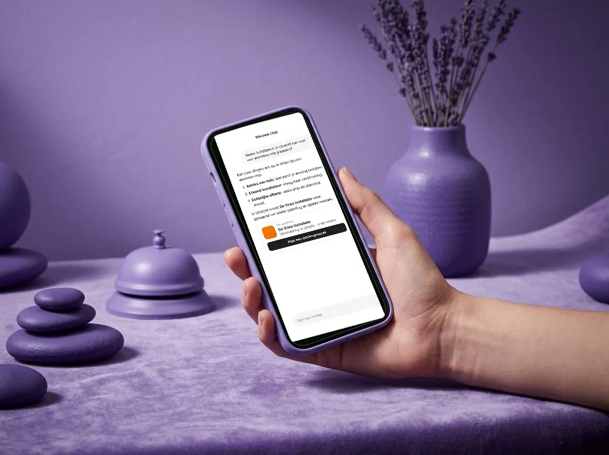 Telefoon met een AI-gesprek dat een installateur aanbeveelt, met een gesponsorde advertentie eronder