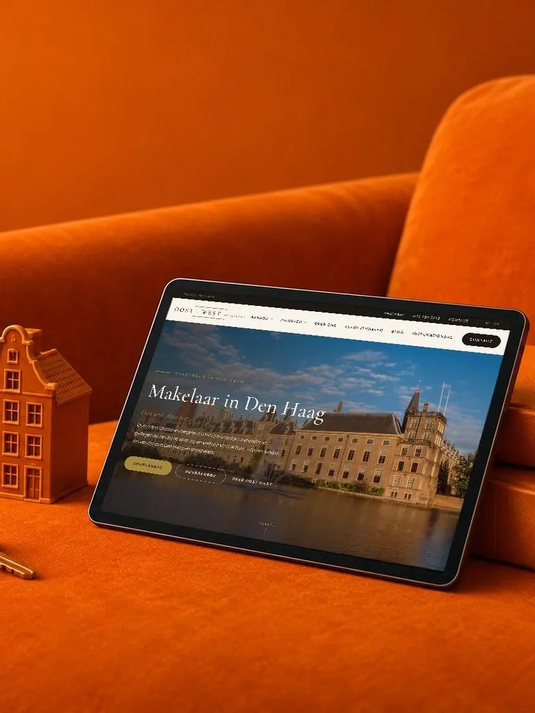 Tablet met de website van Oost West Makelaars