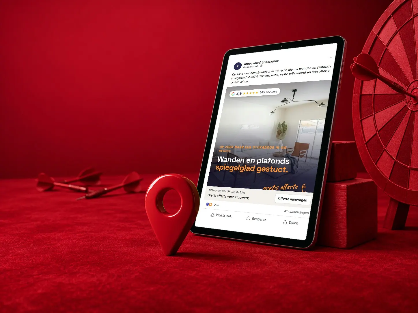 Tablet met een Facebook-advertentie van een stukadoor, naast een dartbord en een kaartspeld