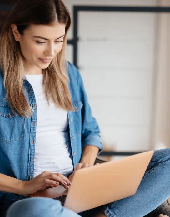 Ondernemer maakt een offerte op de laptop